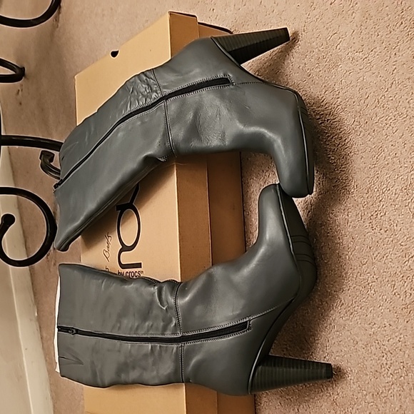 DARK GRAY KNEE HIGH LEATHER SIDE RUFFLE BOOTS - Picture 6 of 6